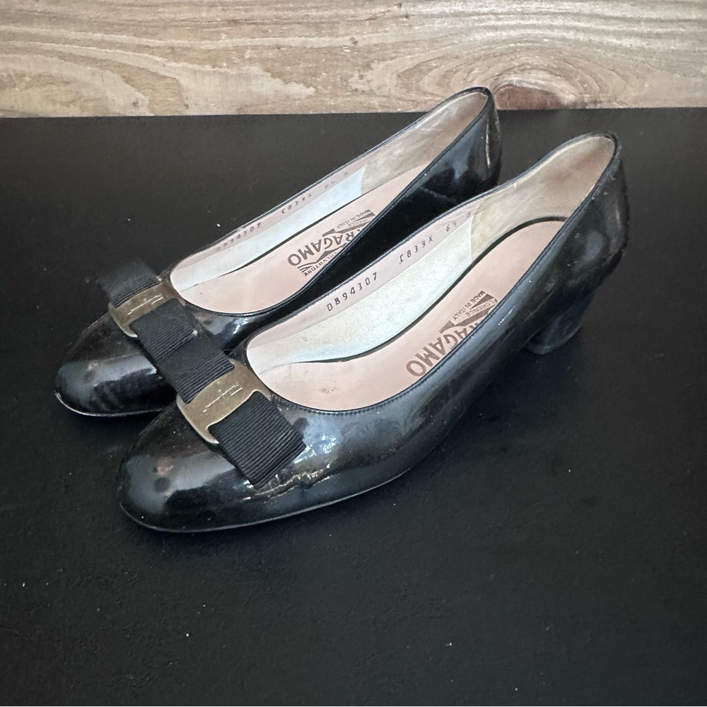 Vintage Salvatore Ferragamo Boutique Vara Black Patent Leather Pumps Size 6.5 B
